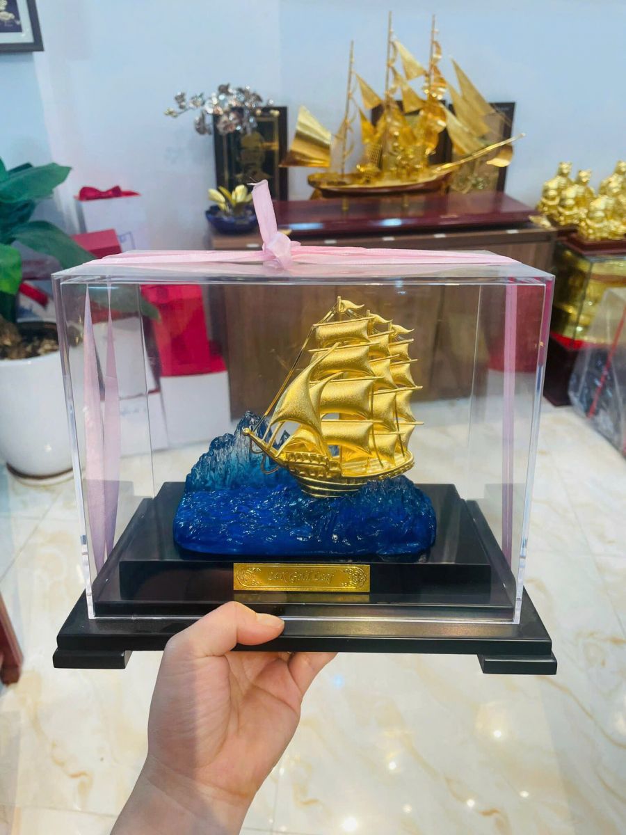 mô hình thuyền buồm mạ vàng tặng tân gia